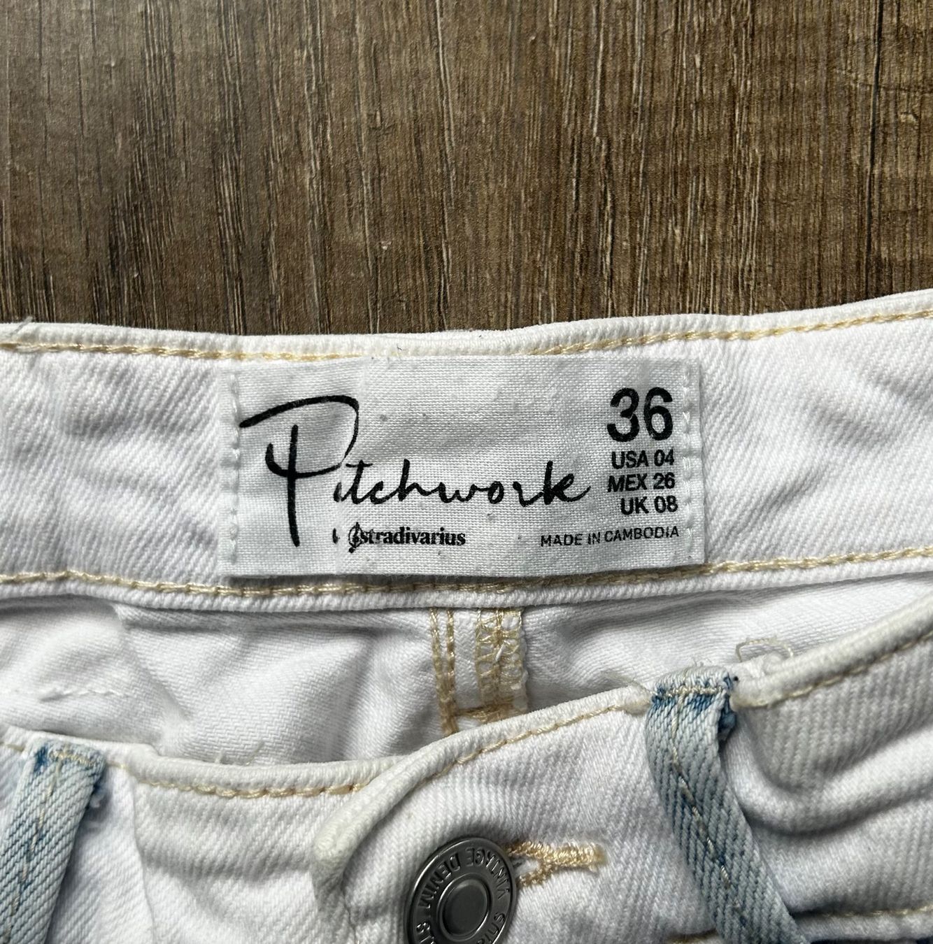 Stradivarius Jeans: Weiss / Blaue Patchwork Jeans-Shorts Stradivarius Grösse 36 – Usato da Basel venduto da likeitbuyit 2