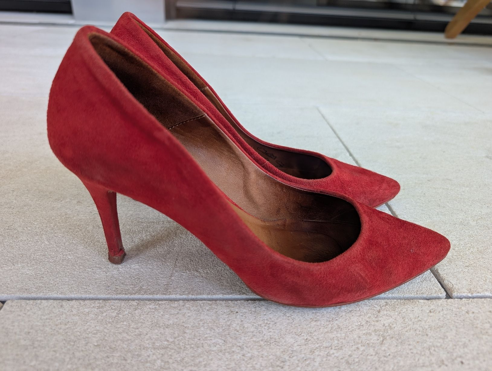 Scarpe da donna: Red Suede Pumps, Size 38.5  – Usato da Lachen SZ venduto da joa_rf9n 2