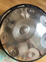 Hochwertige Ugur Handpan D Celtic Minor mit Tasche & Buch