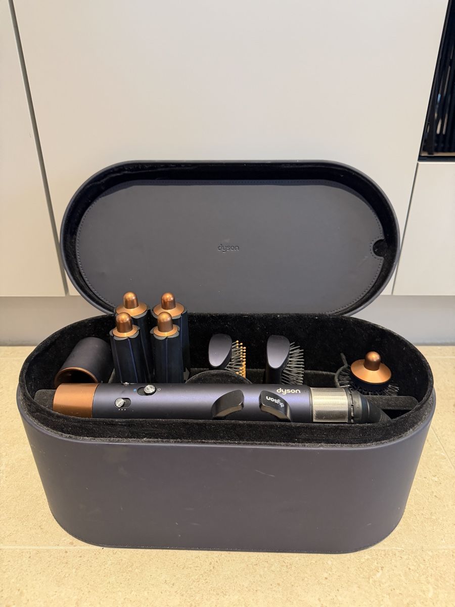 Dyson Sèche-cheveux: Dyson Airwrap Complete Limited Edition dunkelblau – D'occasion à Lachen SZ par KimZinniker