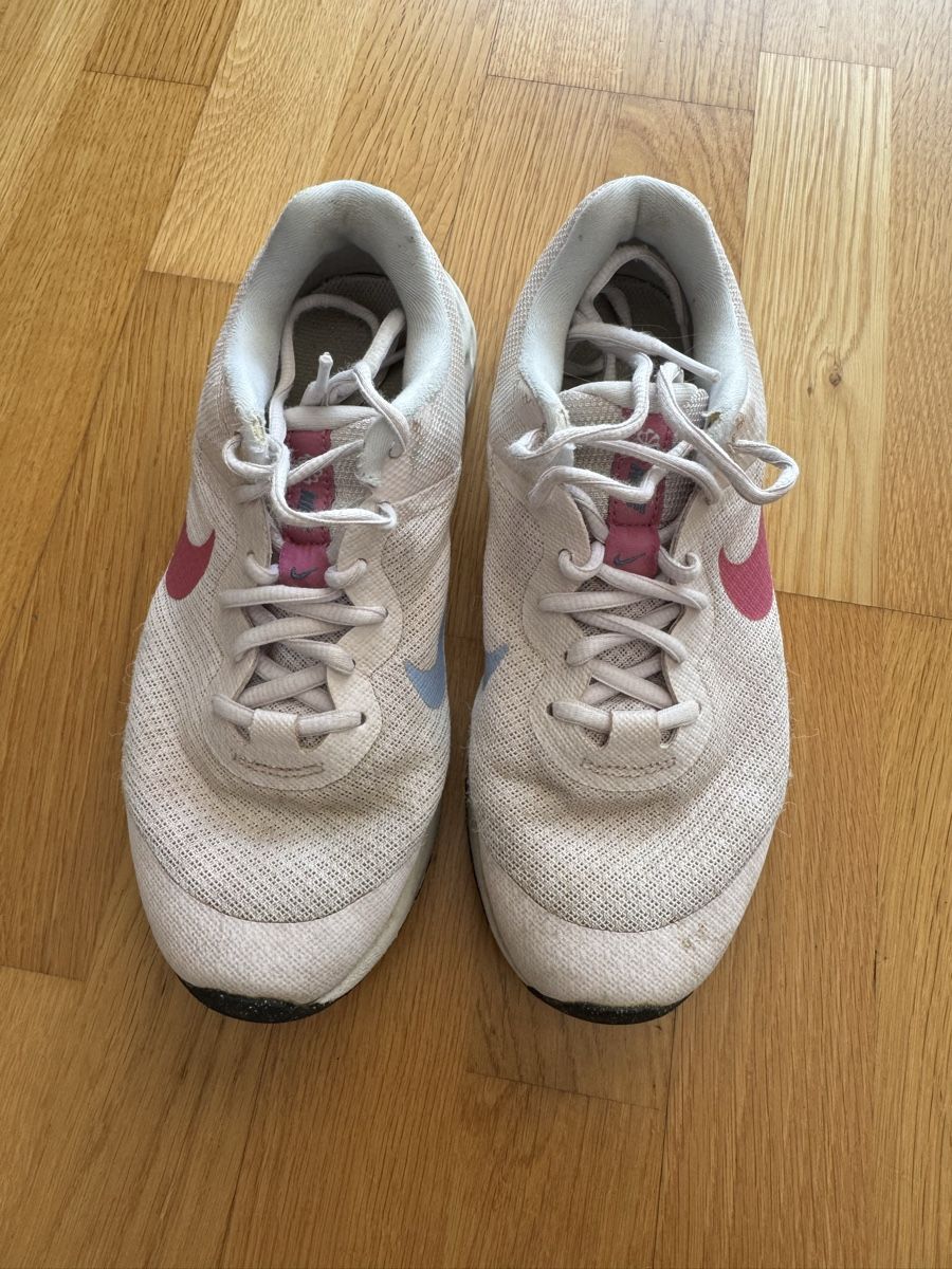 Nike Scarpe per ragazze: Nike Laufschuhe Gr. 36 – Usato da Ostermundigen venduto da Clood