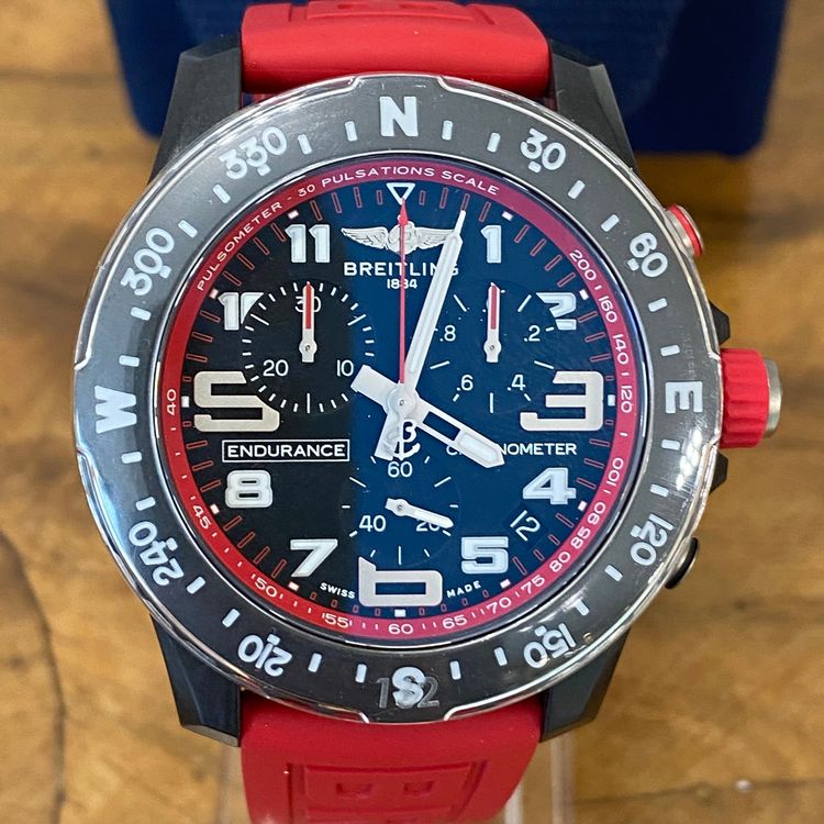 Breitling Endurance Pro 44mm mit rotem Band ungetragen (Gebraucht