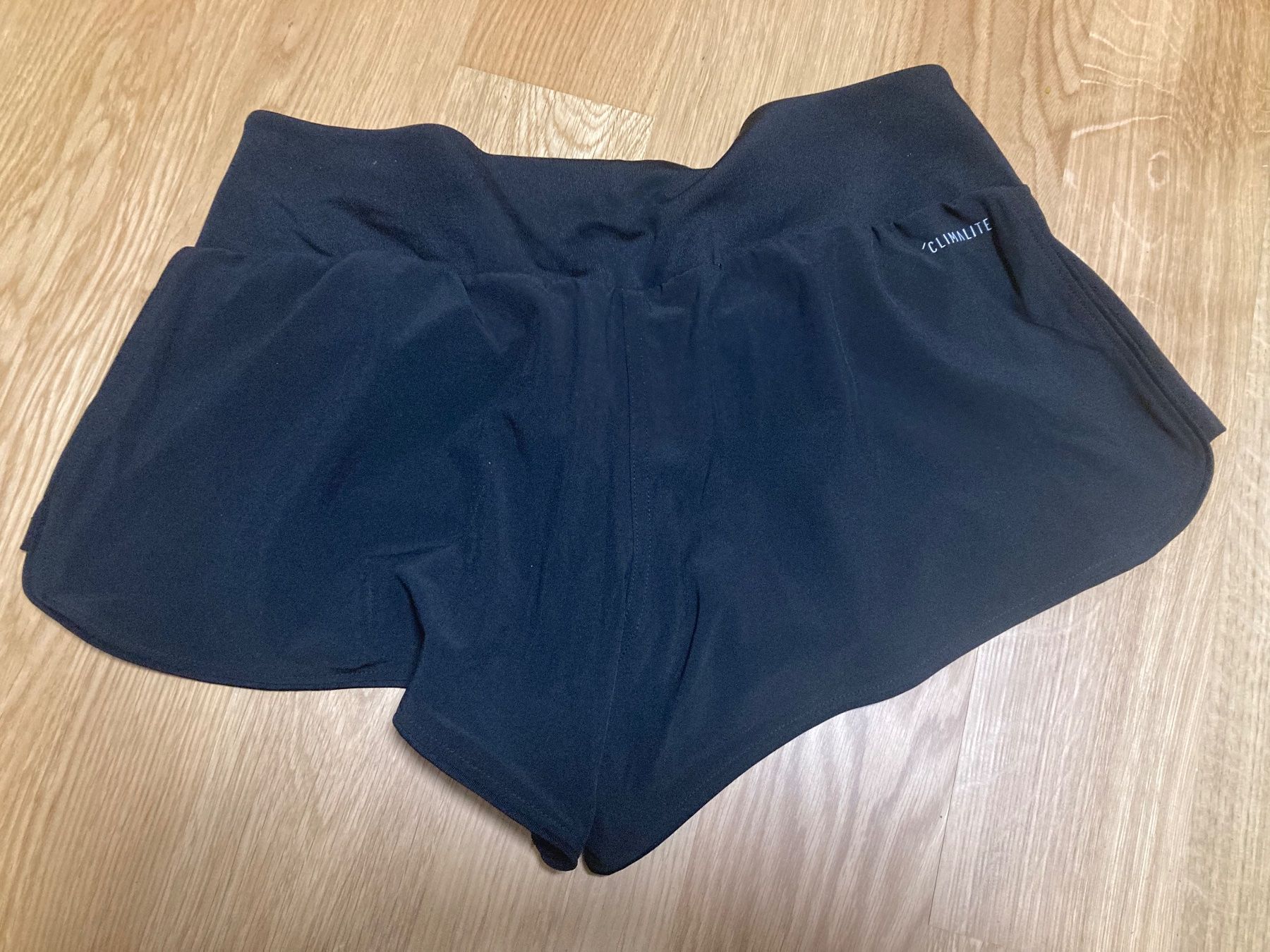 Adidas Pantaloni: Shorts Adidas – Usato da Uster venduto da Kalici1 1