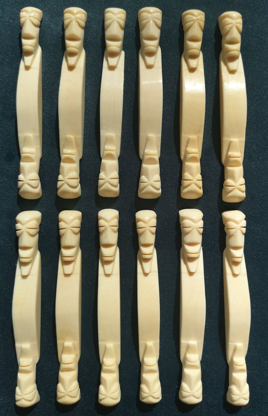 Set di posate: 12 handgeschnitzte Messerbänke aus Knochen oder Horn – Usato da Zürich venduto da Tanteemma369