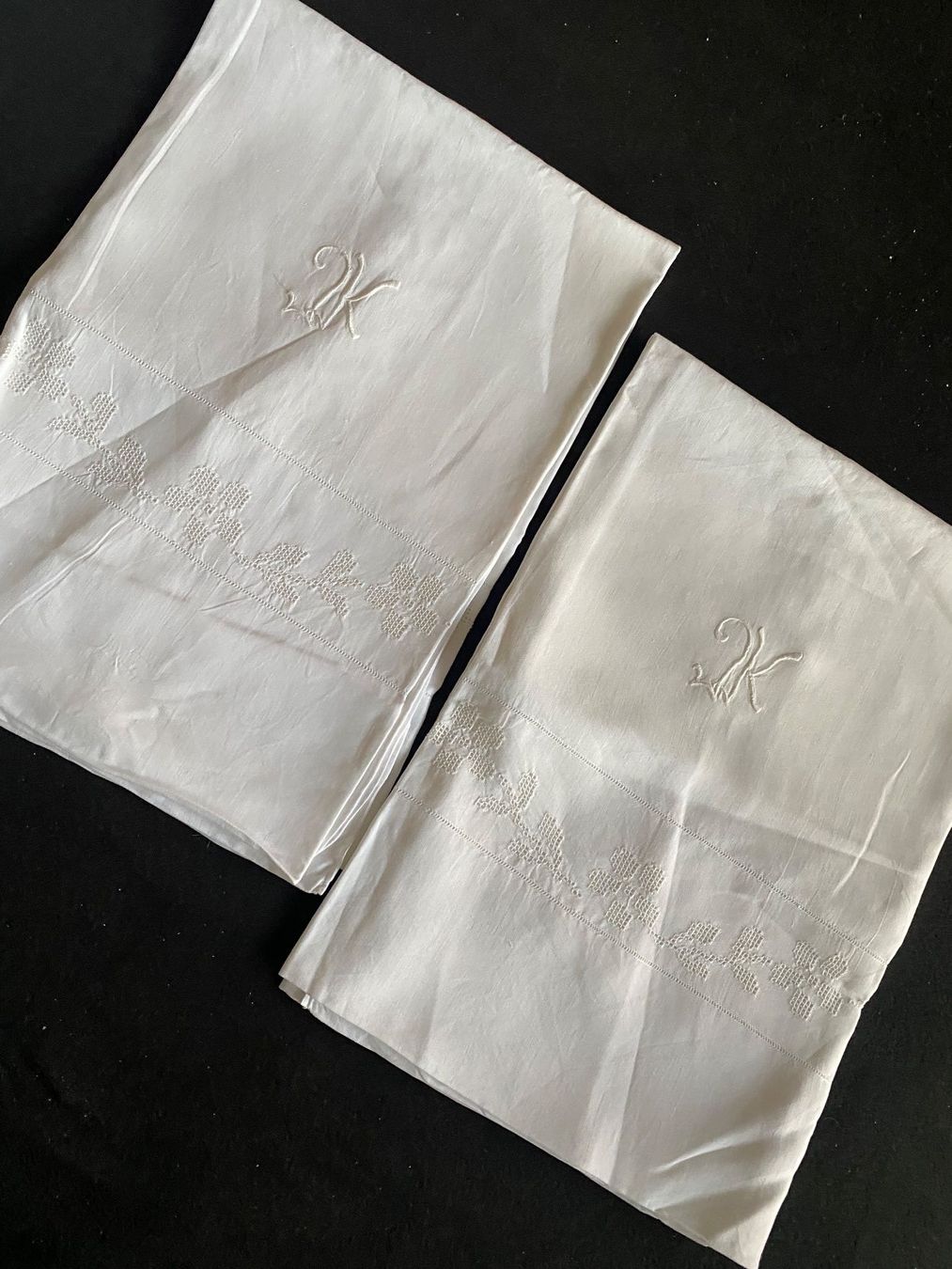Biancheria da letto: 2 Kissenbezüge mit Muster & Monogramm – Usato da Allenwinden venduto da Obalu 2