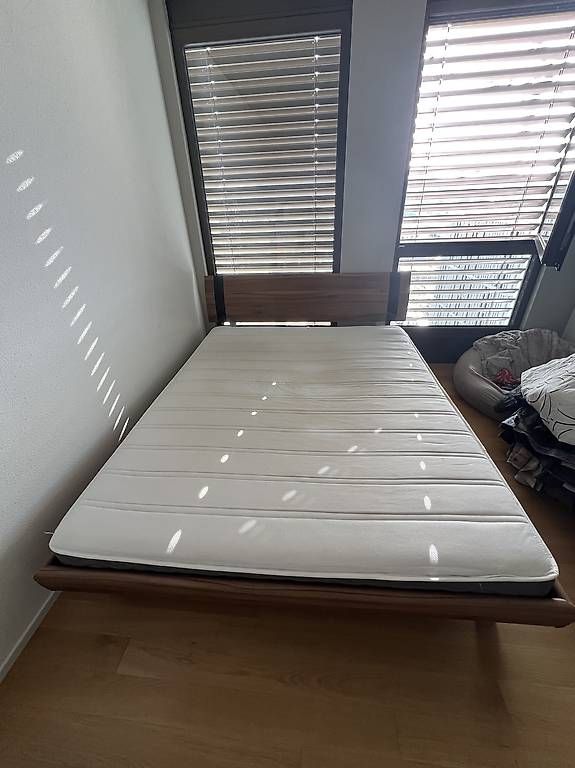 Betten: Bett + 2 Roste + Matratze – Gebraucht aus Bern von Thunplayaz