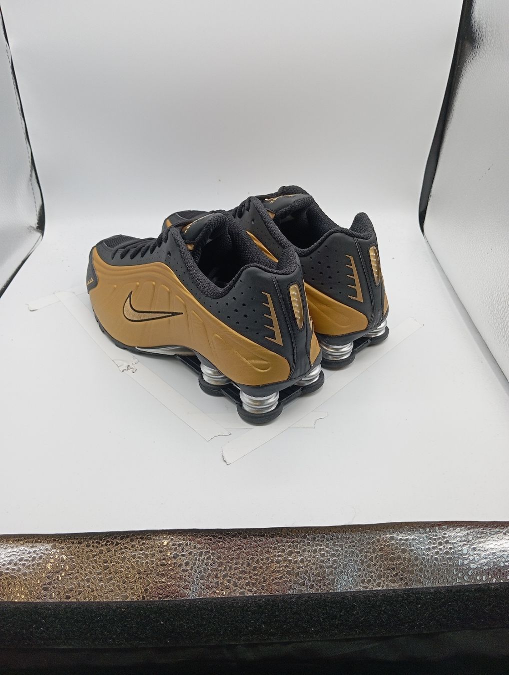 Nike Scarpe da uomo: Nike Shox R4 - Black Gold EU 44.5 – Nuovo e nell'imballaggio originale da Schaffhausen venduto da outlez 5