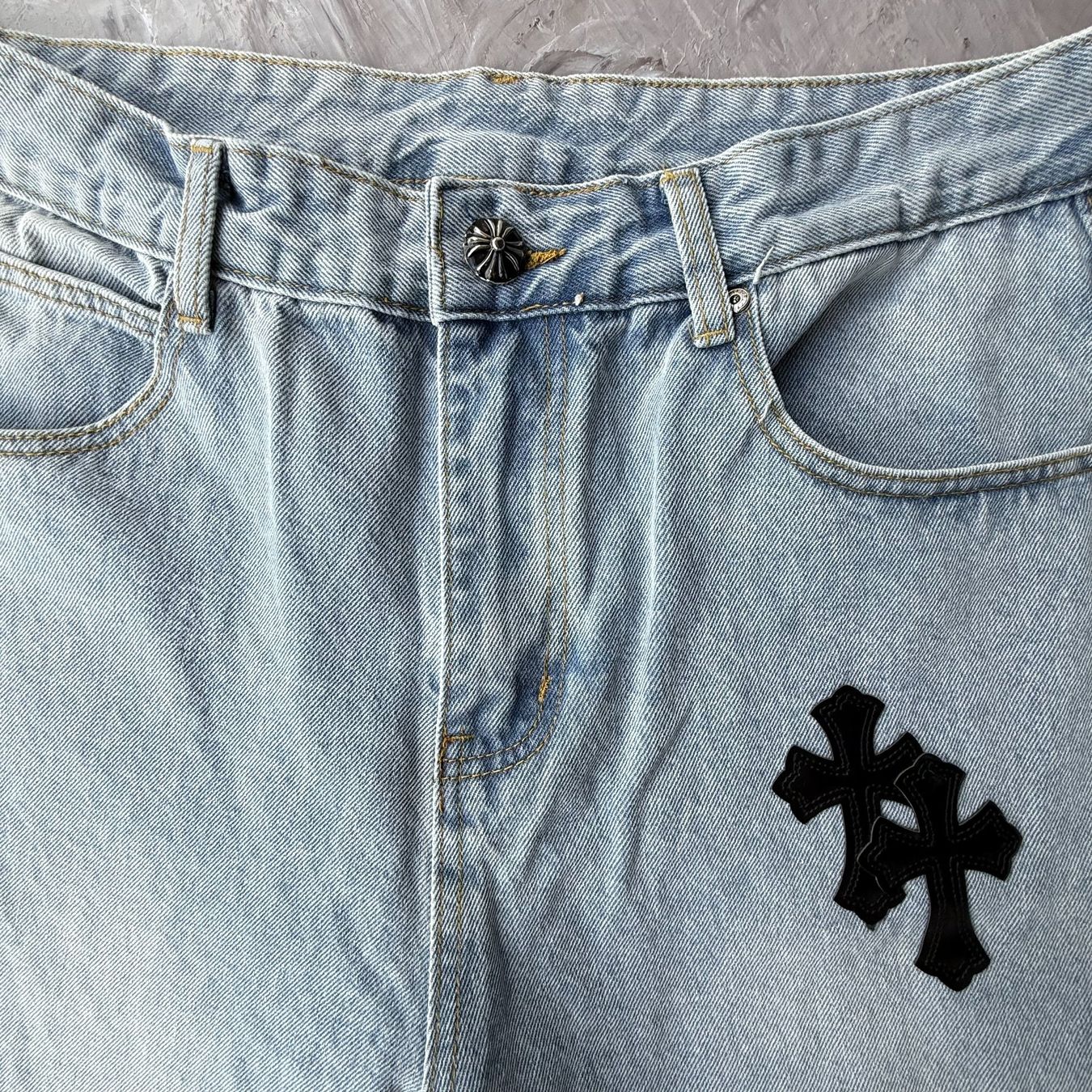 Jeans: Jean droit bleu clair patchs croix noires – Usato da Thônex venduto da Suisse.Shopping 4