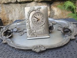 Horloge de table en étain motif raisins, état correct