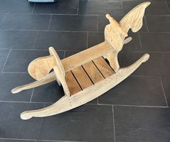 Schaukelpferd aus Holz, robust und bereit fürs Kind!