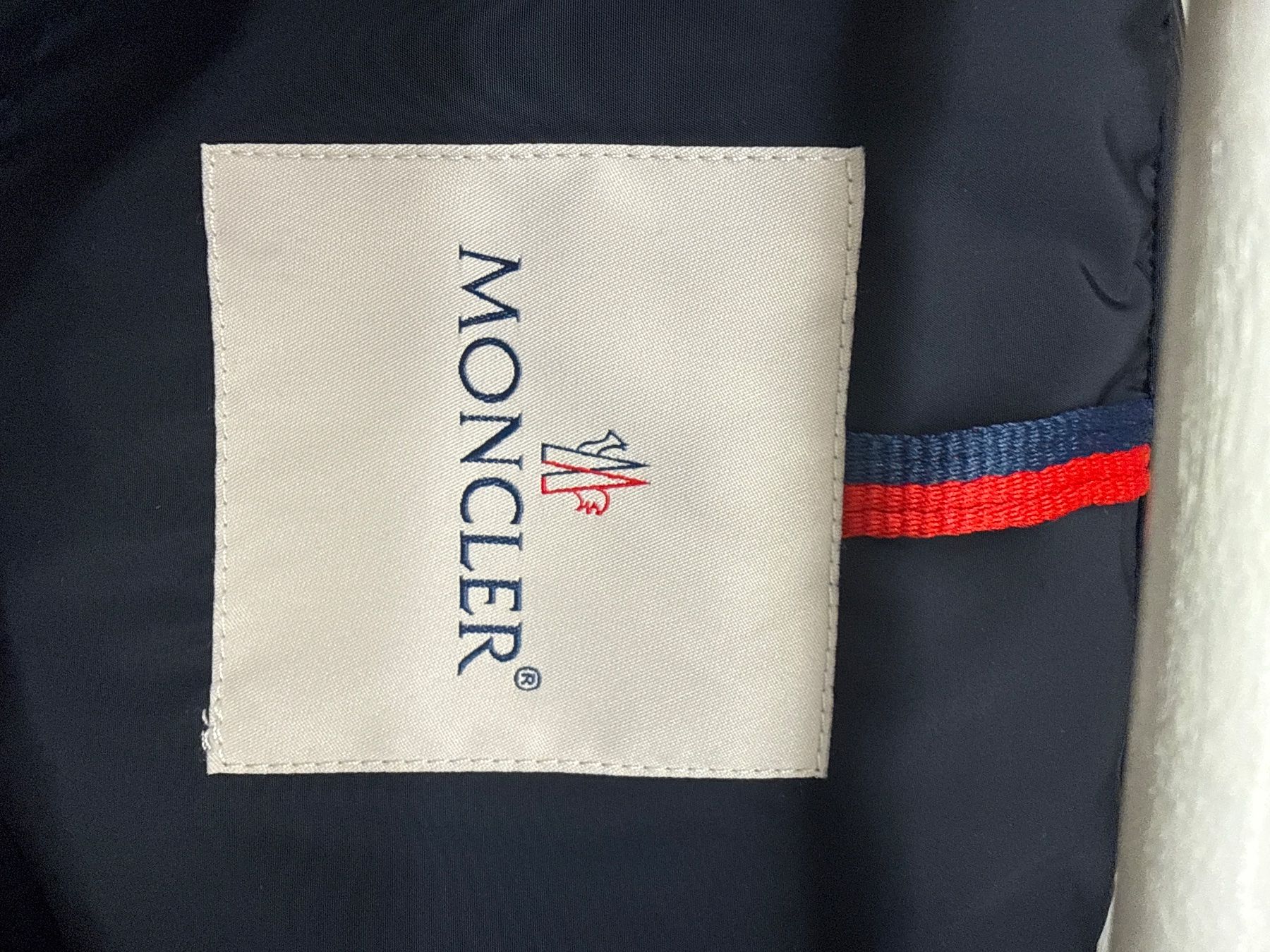 Moncler Giacche: Moncler leichte Damenjacke – Usato da Ulisbach venduto da Schoggikugel 7