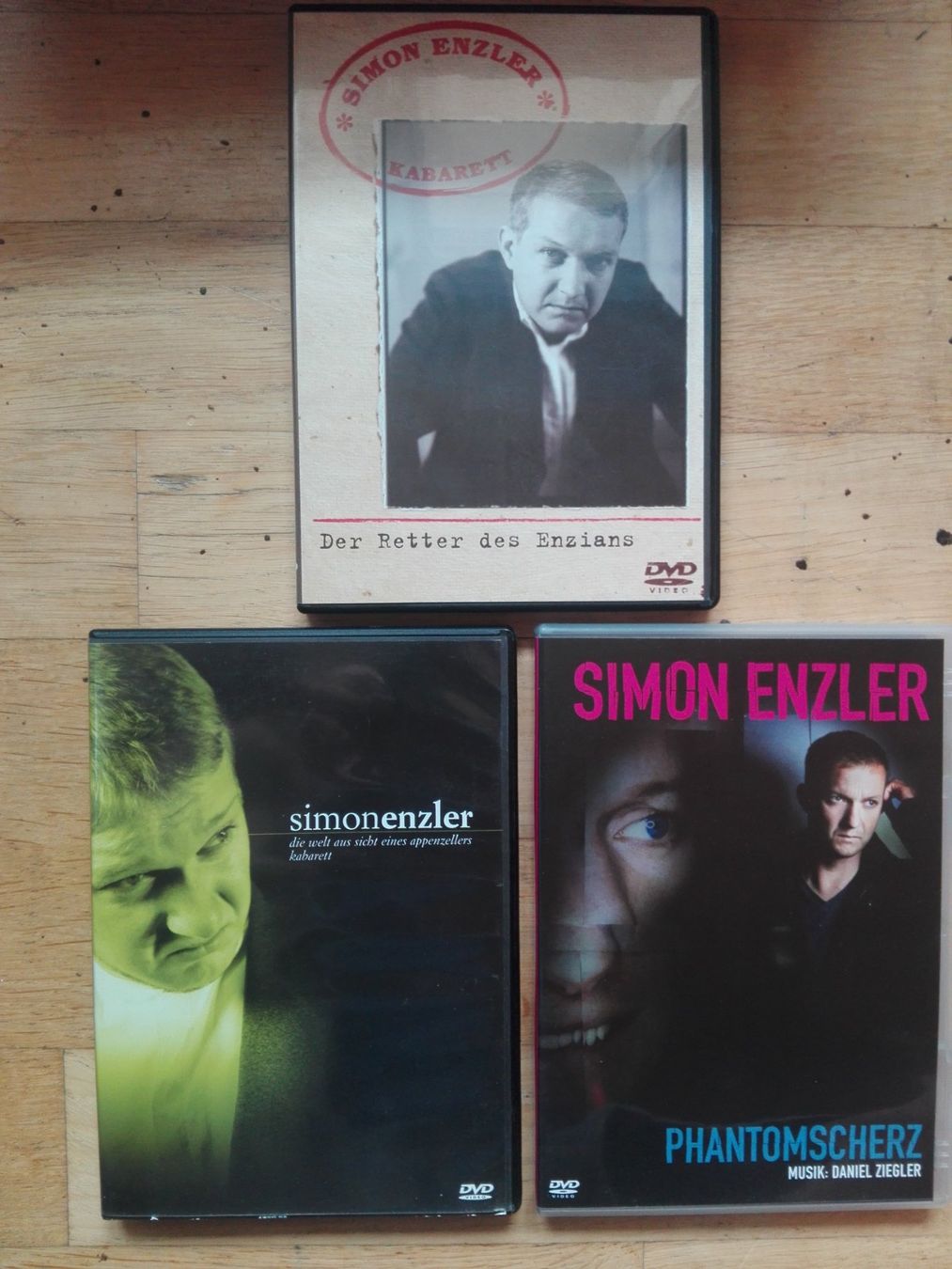 Tutti i DVDs: 3x Simon Enzler  (Schweizer-Comedy DVD's) – Usato da St.Galllen venduto da elkaphone