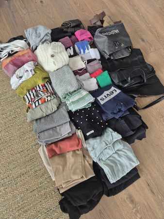 Kleiderpaket Frauen Taschen Shirts Pullover Hosen