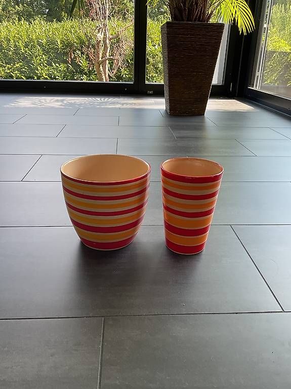 Vasen & Gefässe: 2 Vasen rot orange gestreift – Gebraucht aus St. Niklausen LU von Sundy01