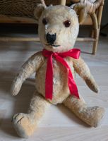 Vintage-Teddybär mit roter Schleife sucht neues Zuhause!