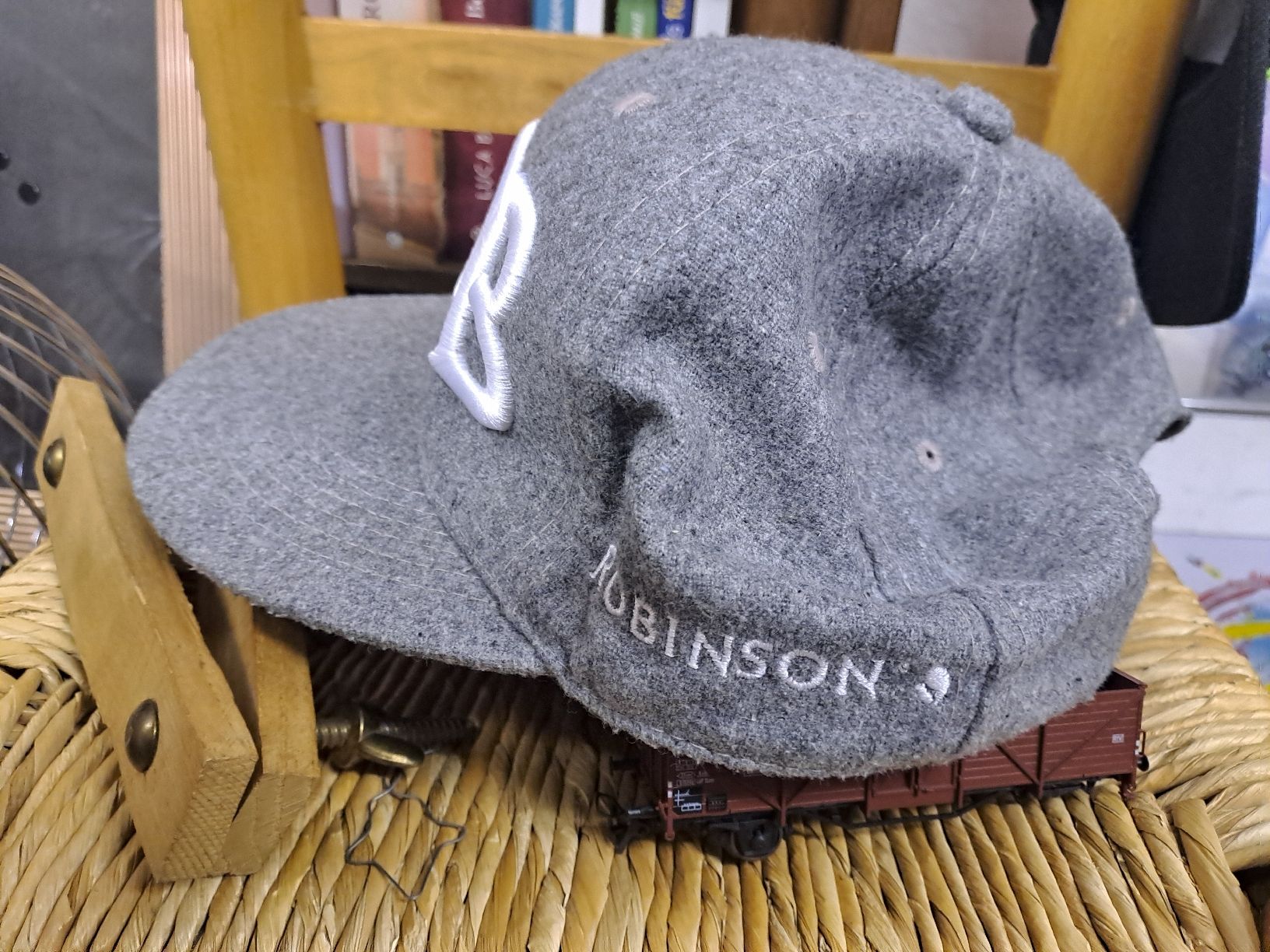 Autres vêtements & accessoires: Kappe grau mit Aufschrift ROB, Einheitsgrösse – Neuf (Voir description) à Zürich par Schoebi19 2