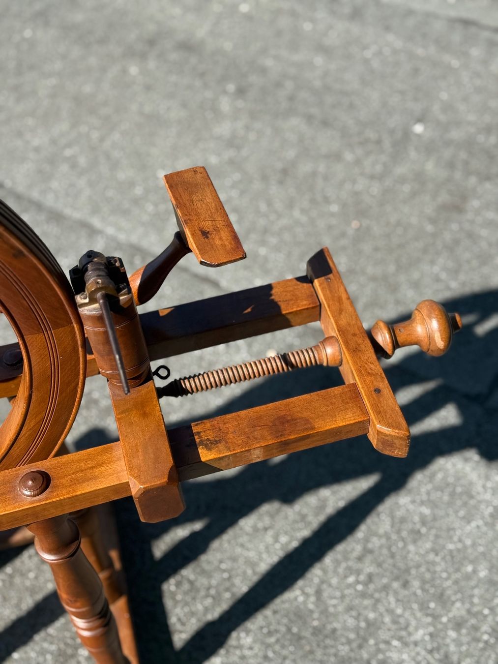Spinnräder: Antikes Spinnrad aus Holz – Gebraucht aus Klingnau von Umweltklinik 6