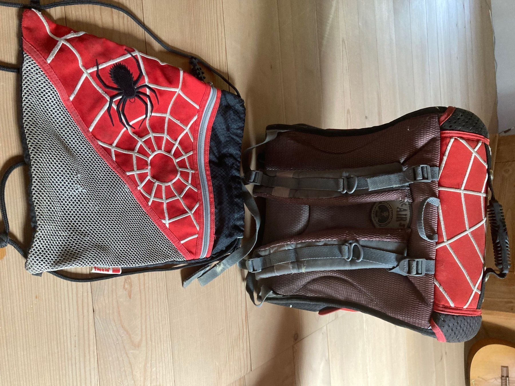 Allestimento di negozi e stand fieristici: Schultheke Spyderman Step by Step inkl.Turnsäckli – Usato da Boltigen venduto da emolaki 1
