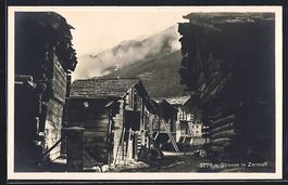 Zermatt, Strassenpartie mit Holzhütten