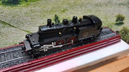 " STANDMODELL" DAMPFLOK   MUCCA, HO mit OVP und Schiene