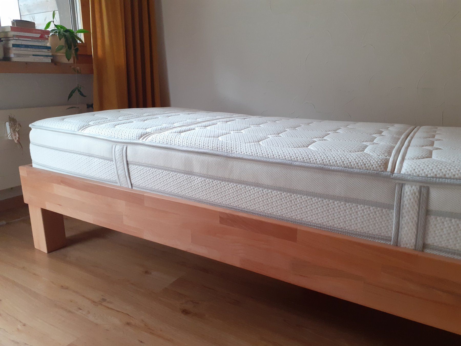 Livique Lits: Neuwertiges Einzelbett Holz mit Comfortmatratze – D'occasion à Valens par kob_9ycf 2