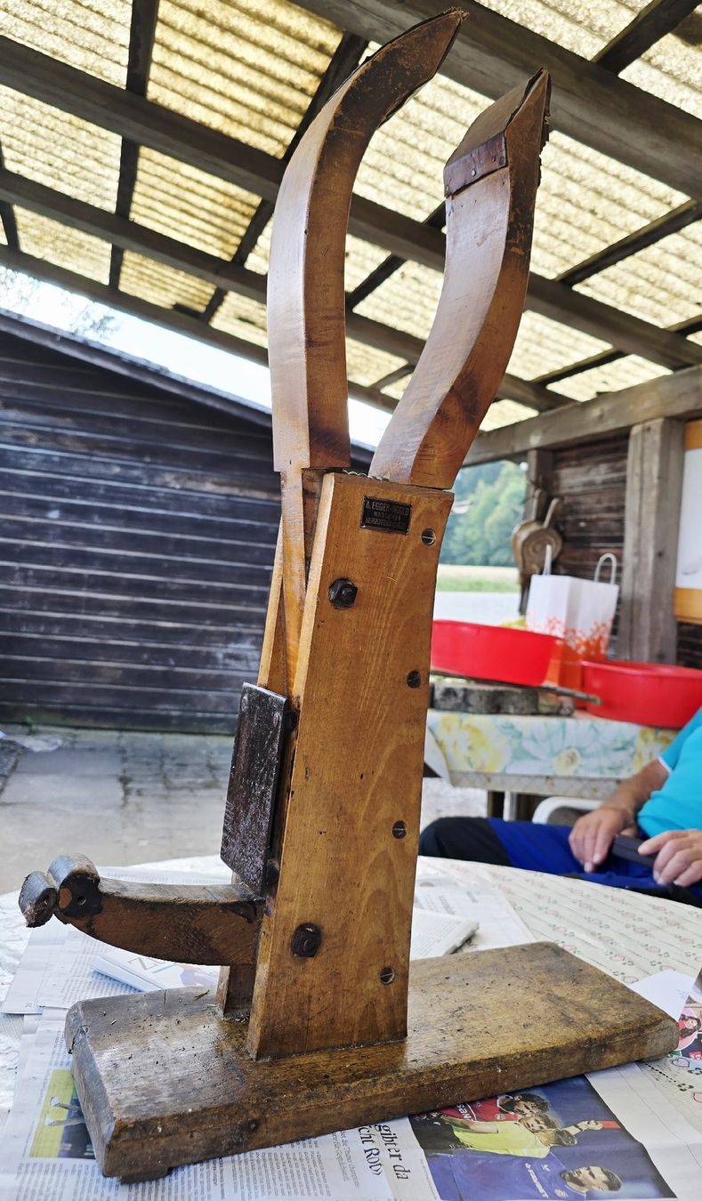 Tutti gli attrezzi: Antiker Sattler Klemmbock aus Holz – Usato da Agasul venduto da ire_h9wl 3