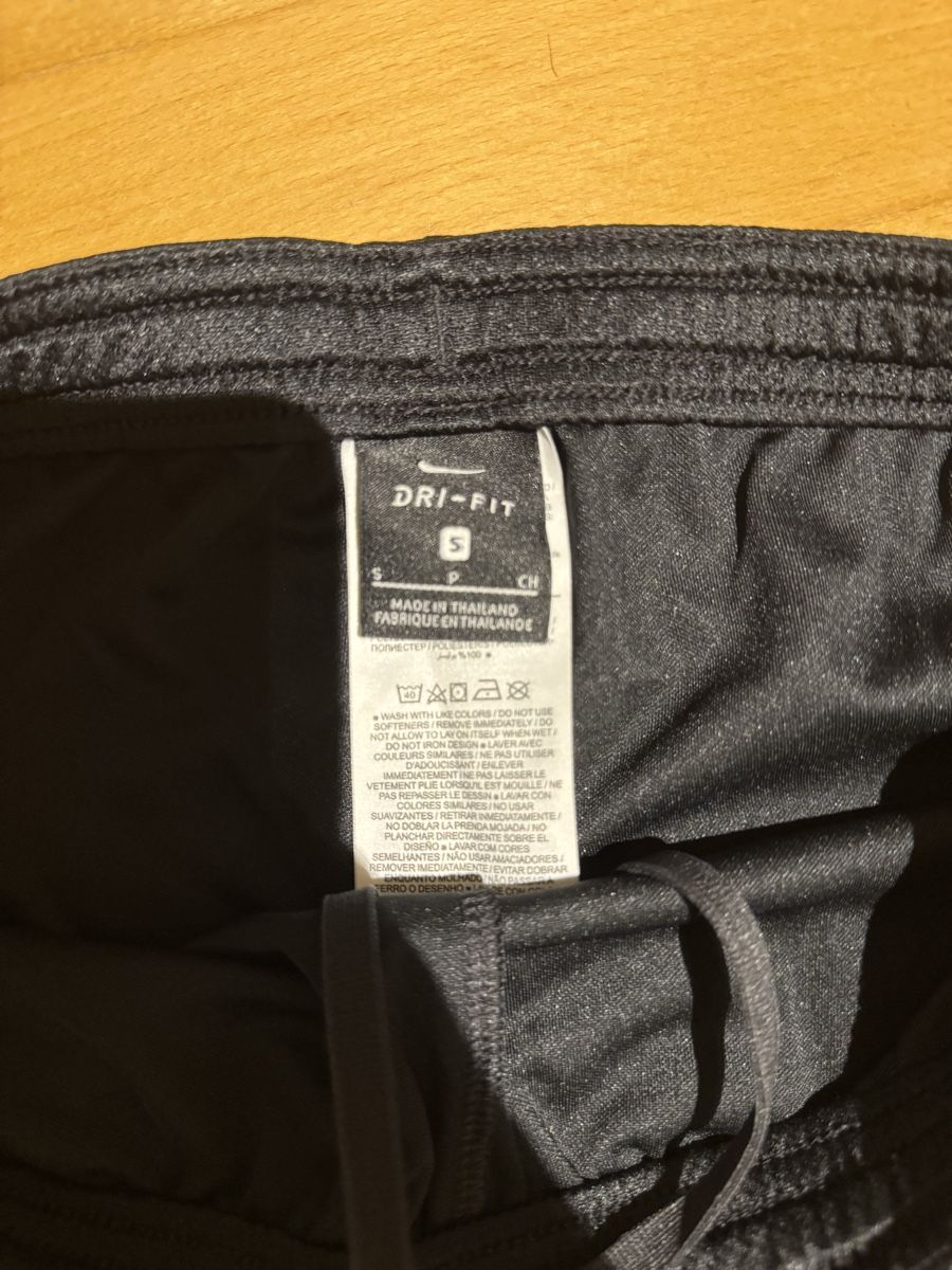 Nike Pantaloni: Shorts – Nuovo (secondo la descrizione) da Turgi venduto da eiiinalem 1