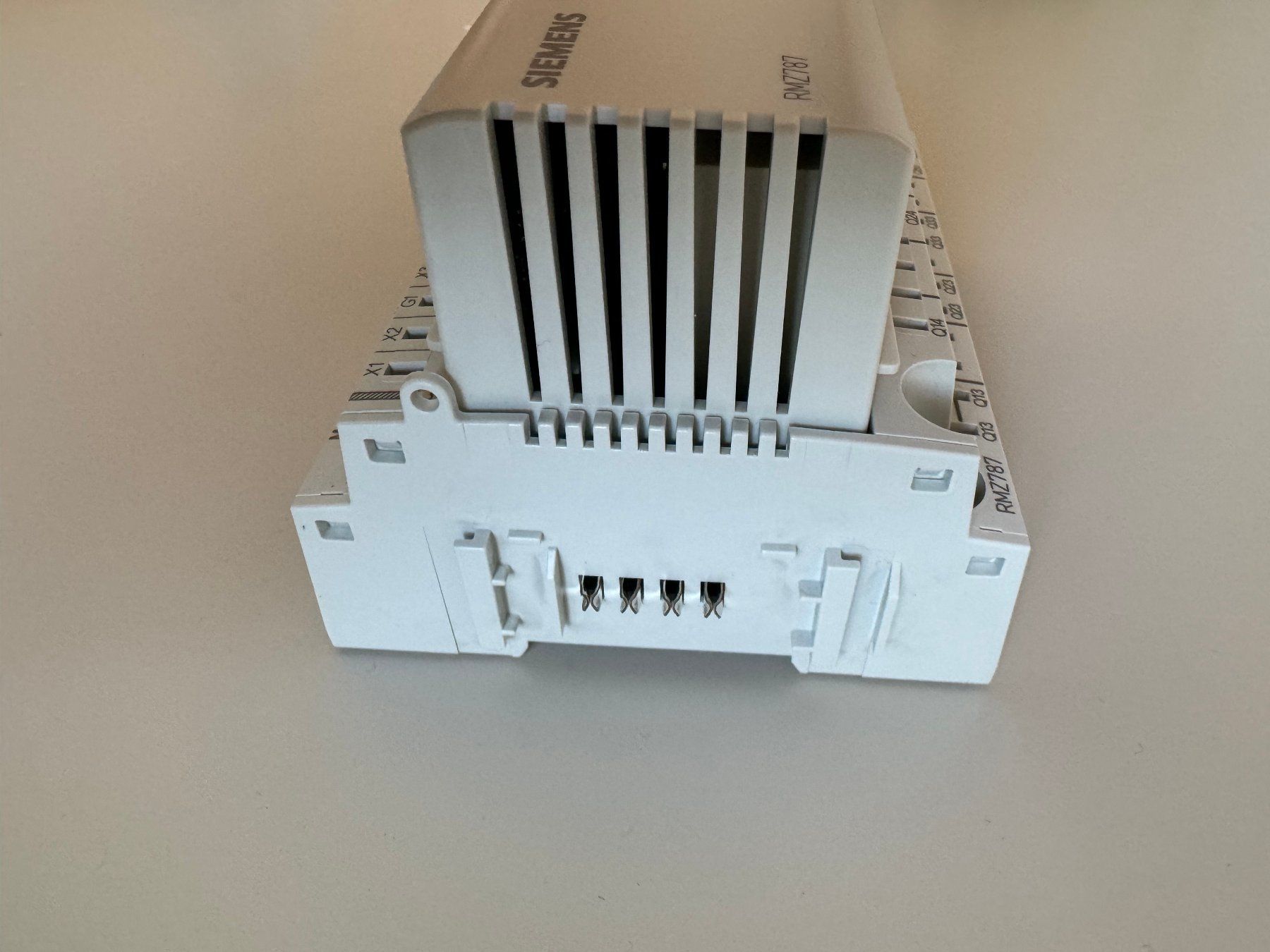 Siemens Componenti elettronici: Siemens-KNX RMZ787 Universalmodul – Usato da Trimbach venduto da ORTHOPORT 3