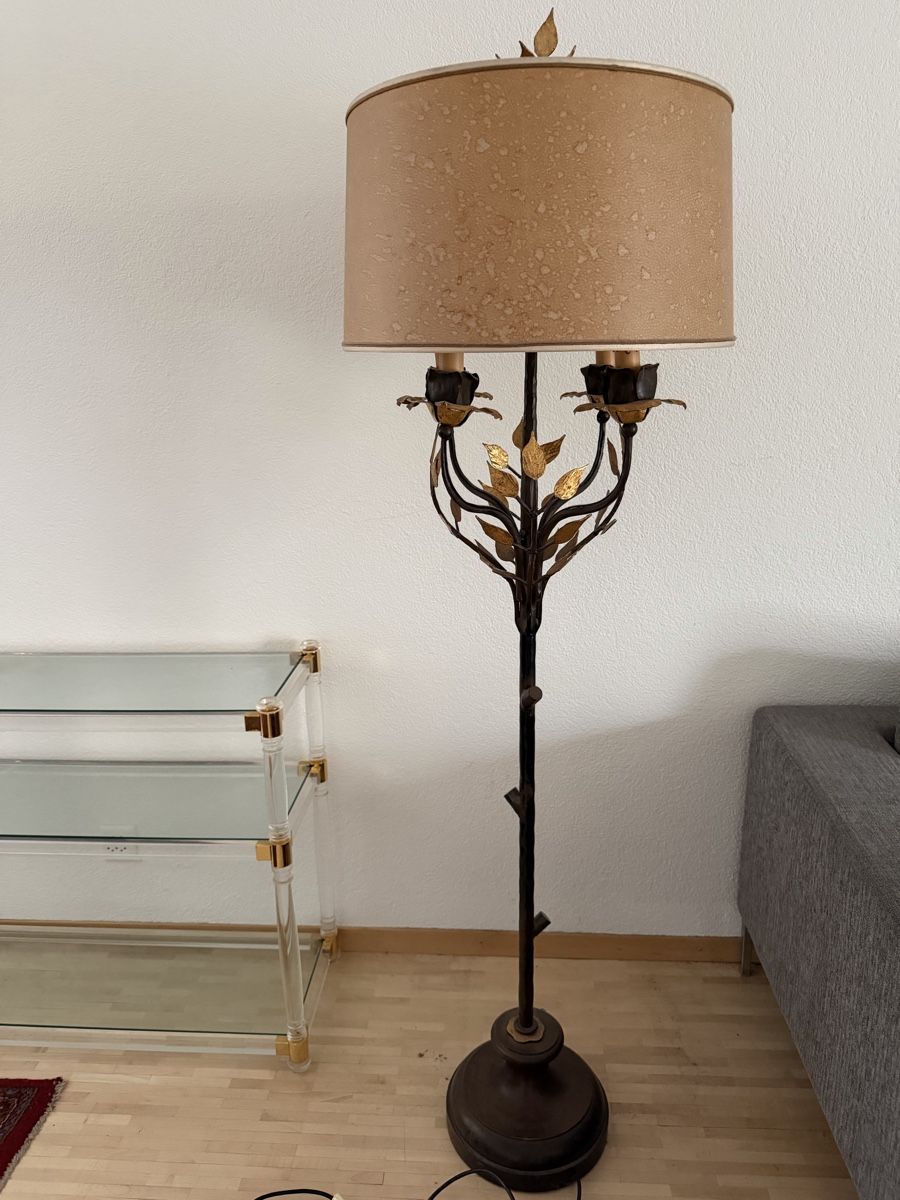 Stehlampe Metall schmiedeeisern goldfarben gebraucht (Gebraucht) in Zürich für CHF 80 – nur Abholung auf Ricardo kaufen