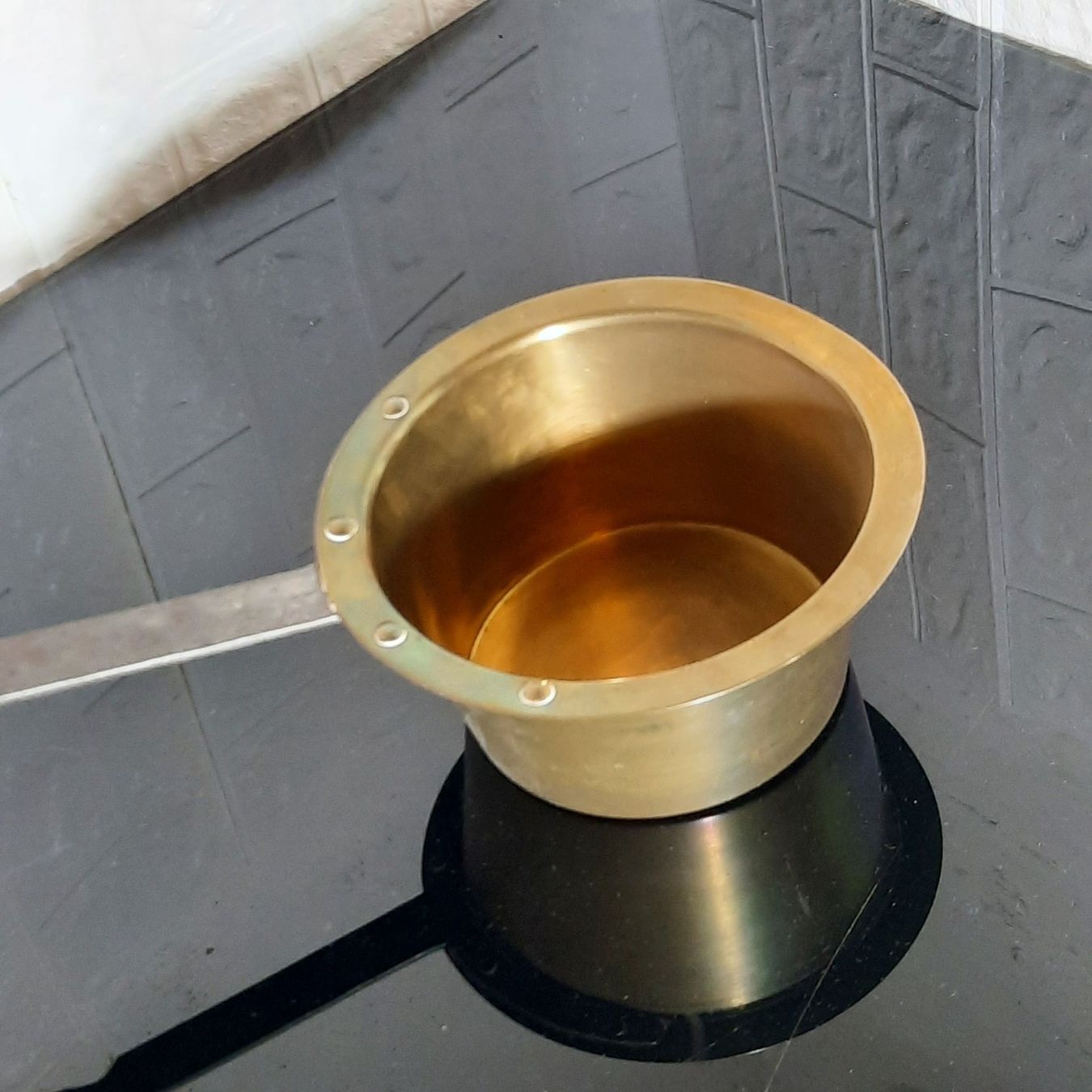 Casseroles: Sehr robuster Kaminkochtopf aus Messing – D'occasion à Unterägeri par Altgoldschmuck 1