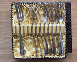 9 Dessertgabeln Nagold mit 90er Silberauflage zartes Muster