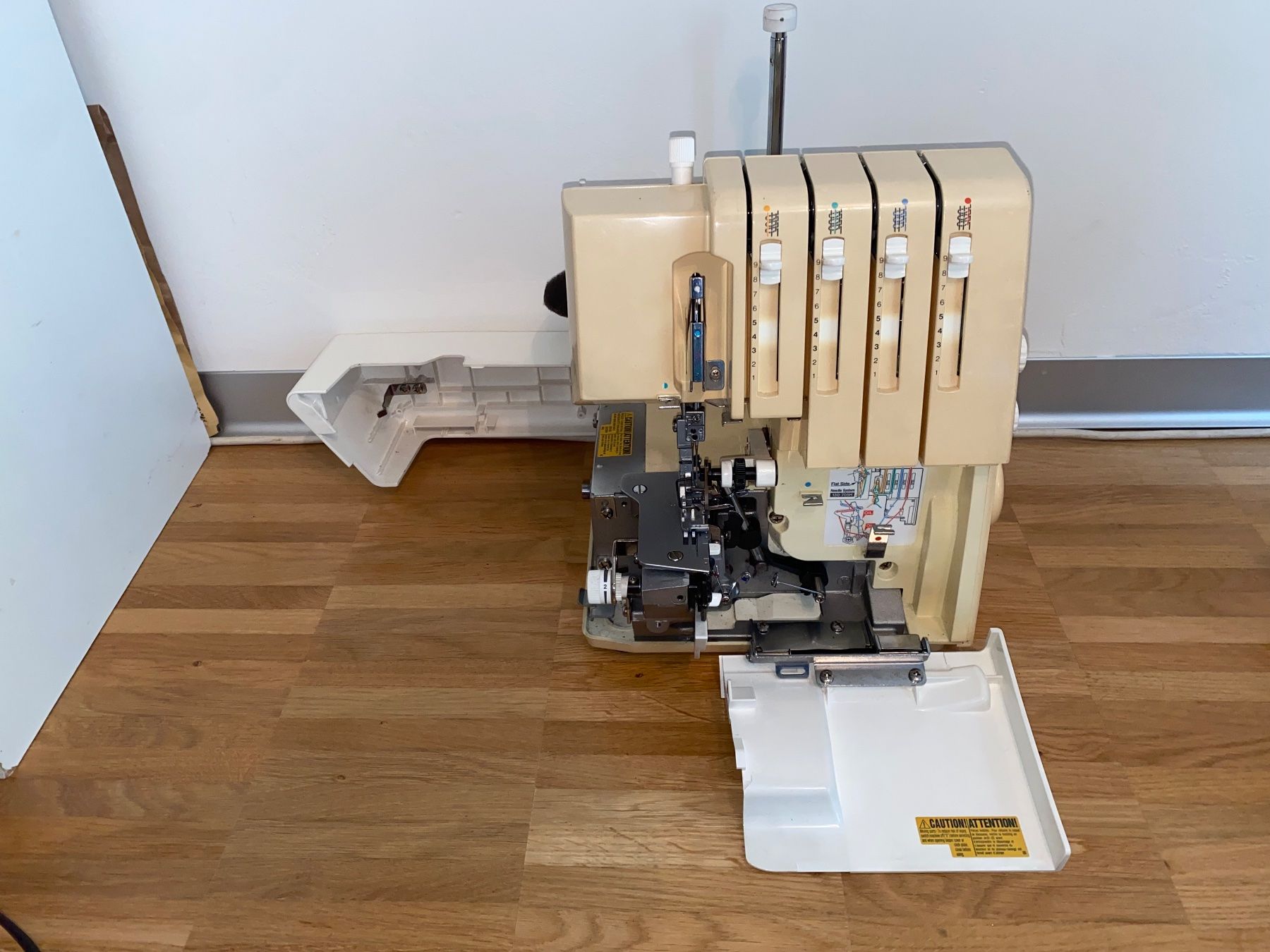 Bernina Macchine da cucire: Bernina Bernette 800 D - Overlock Nähmaschine – Difettoso da Rotkreuz venduto da mia_dc2r 1