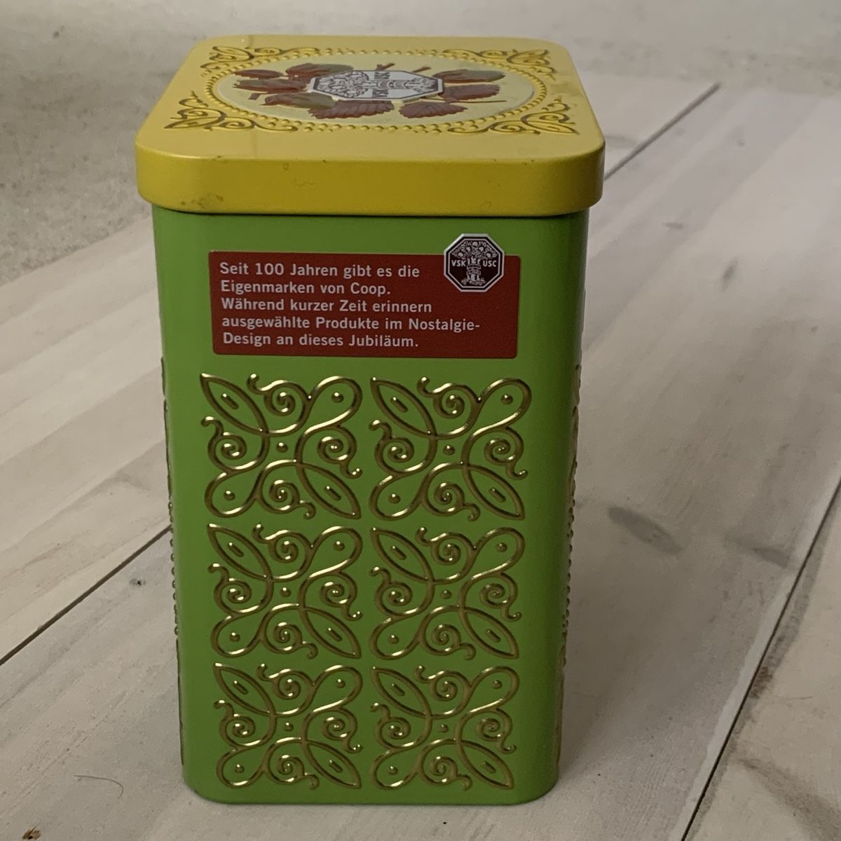 Coop Tutte le decorazioni: Coop Nostalgie Blechdose Jubiläumsdesign Nuss-Stängeli – Usato da Hinteregg venduto da GARANTA 1