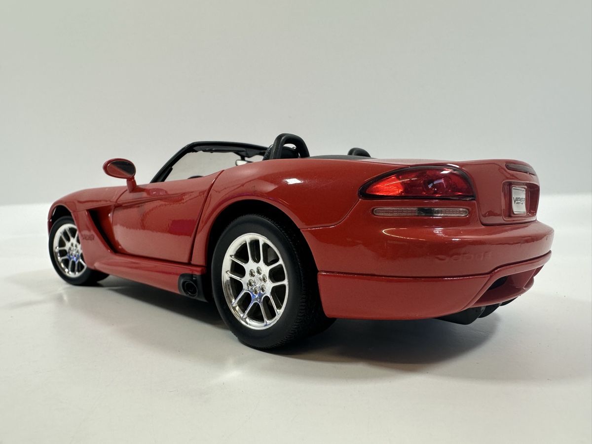 Welly Modellini d'auto: Dodge Viper SRT-10 1:18, rot/orange, WELLY – Usato da Zofingen venduto da rf9_x2xt 3
