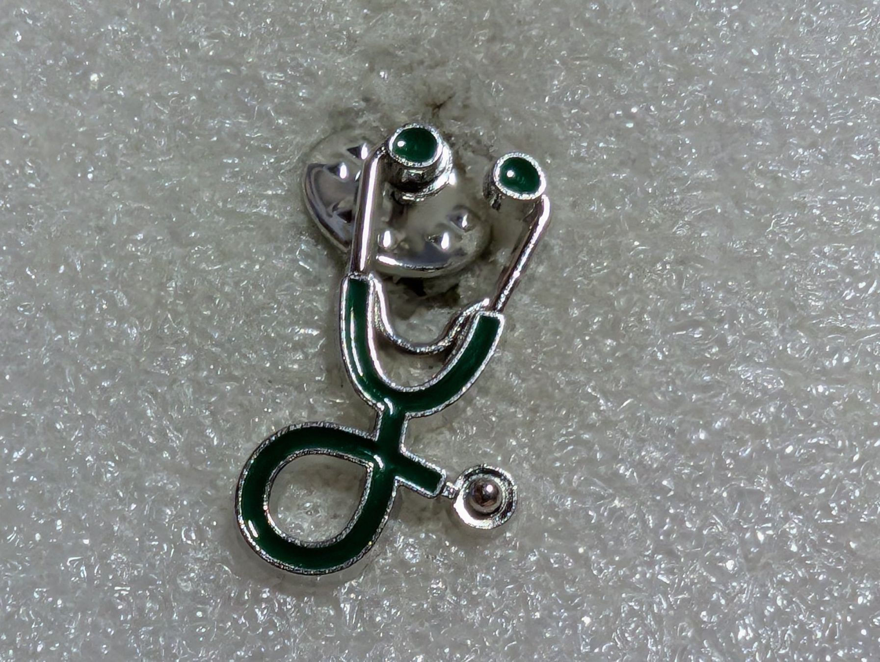 Placchette & Badge: Ansteckpin 106: Stethoskop – Usato da Oppligen venduto da Pin-Fall-Shop