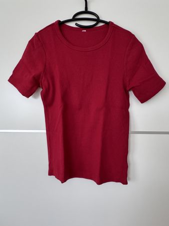 Neuwertiges, rotes T-Shirt für den Sommer, Grösse S