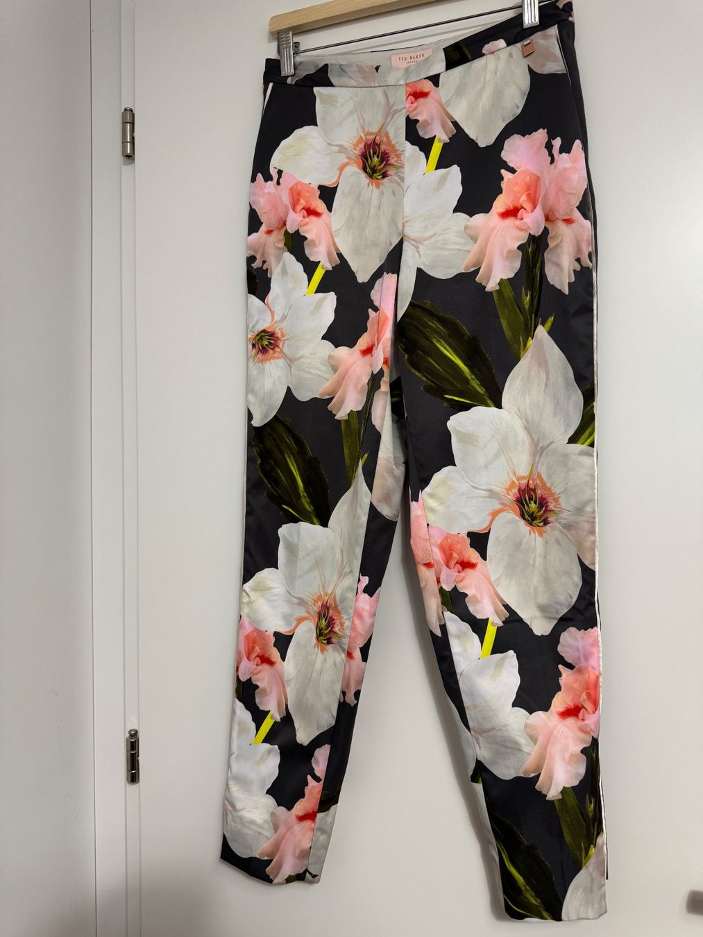 Ted Baker Pantaloni: Wunderschöne Ted Baker Hose, kaum getragen – Nuovo (secondo la descrizione) da Neuhaus SG venduto da Toppenau