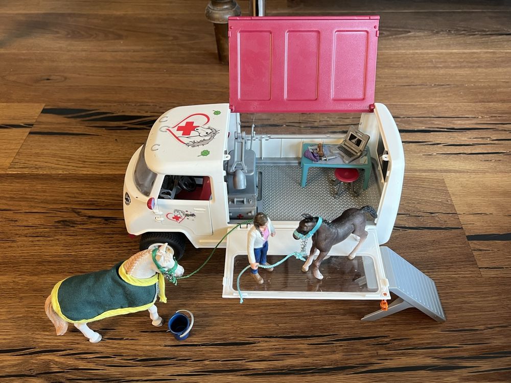Schleich® 42370 Veterinaria Móvil con Potro Hannoveriano