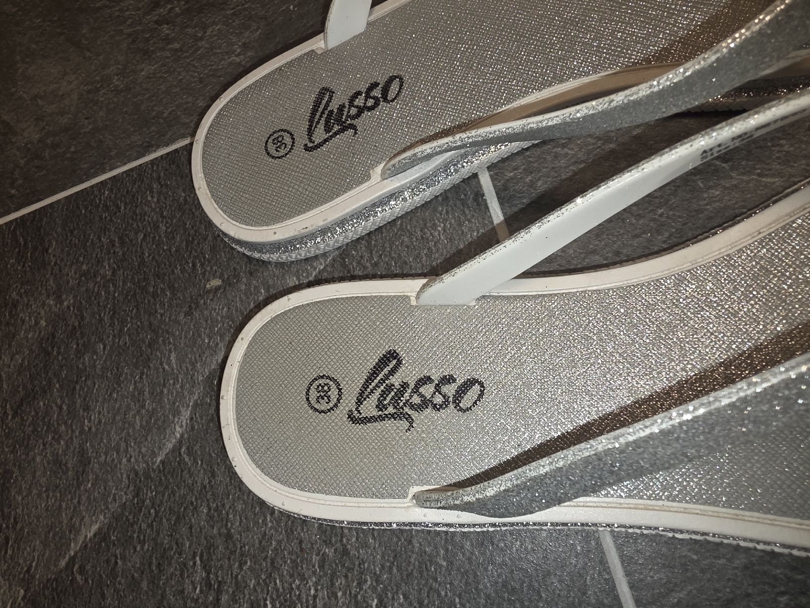 Scarpe da donna: Silbrige Glitzer Flip Flops Grösse 38 – Usato da Toffen venduto da ver_x68f 2