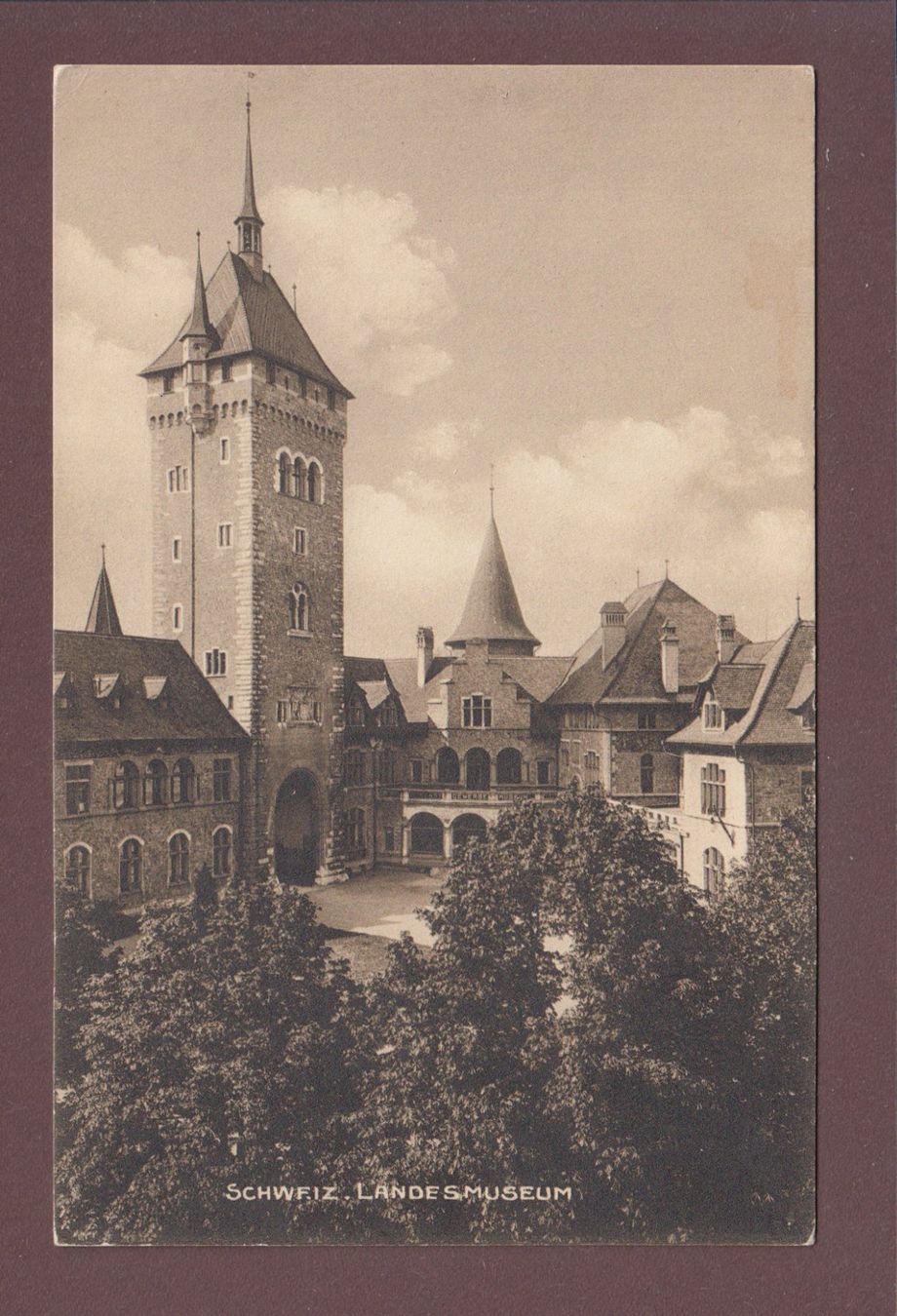 Cartoline postali: ZÜRICH - Landesmuseum – Usato da Pully venduto da nicecards