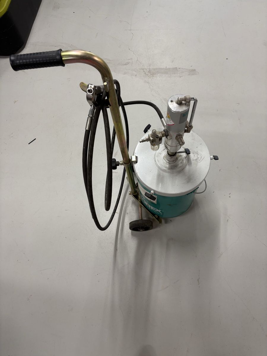Tous les outils: Fettgerät pneumatisch Motorex – D'occasion à Hölstein par Moserei14 1