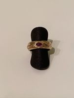 Ring 750 Gg mit Rubin-Cabochon-Navette