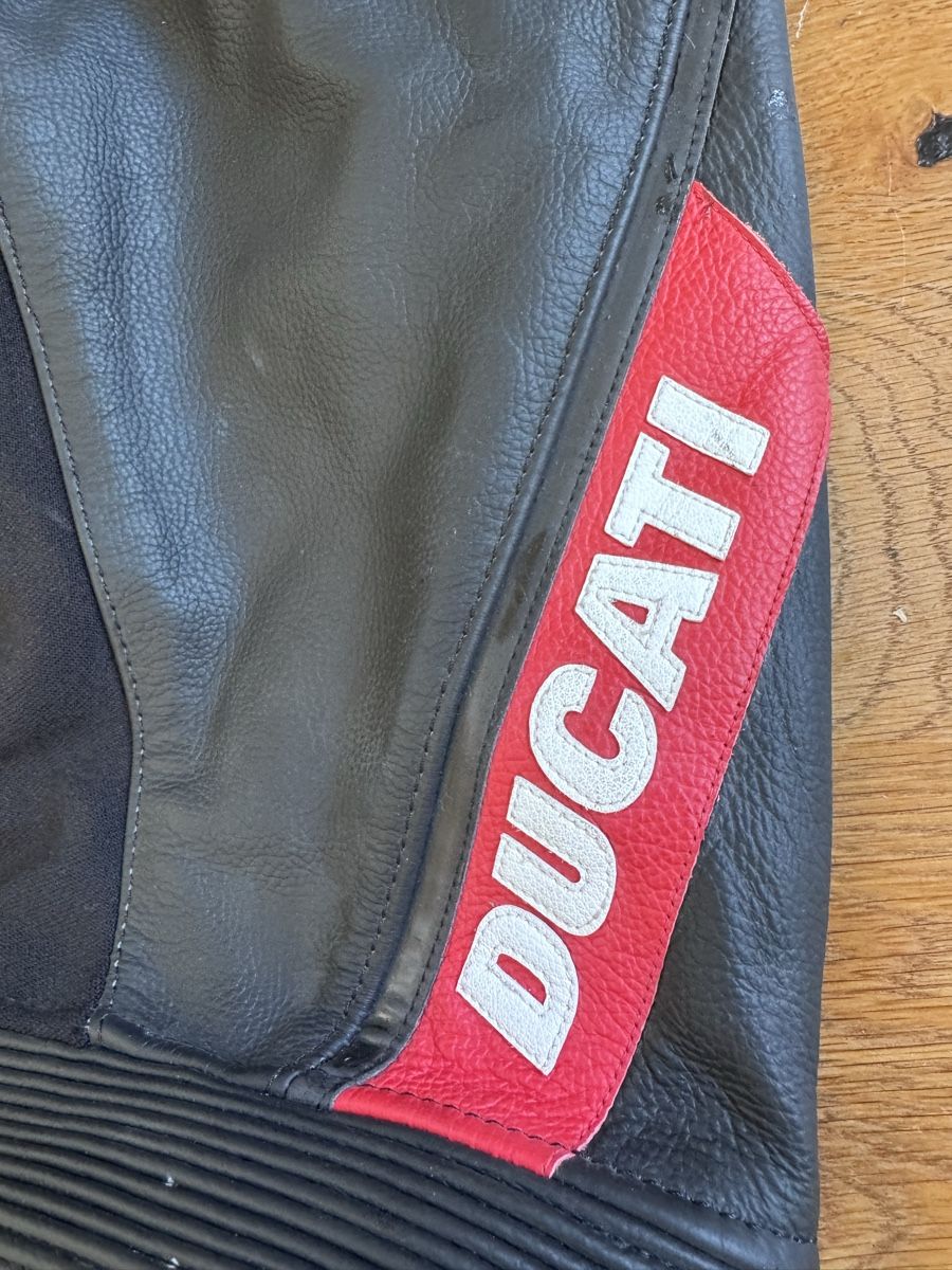 Ducati Pantaloni: Motorrad Ducati Lederhose Grösse 48  – Usato da Niederbüren venduto da Oetschli 2