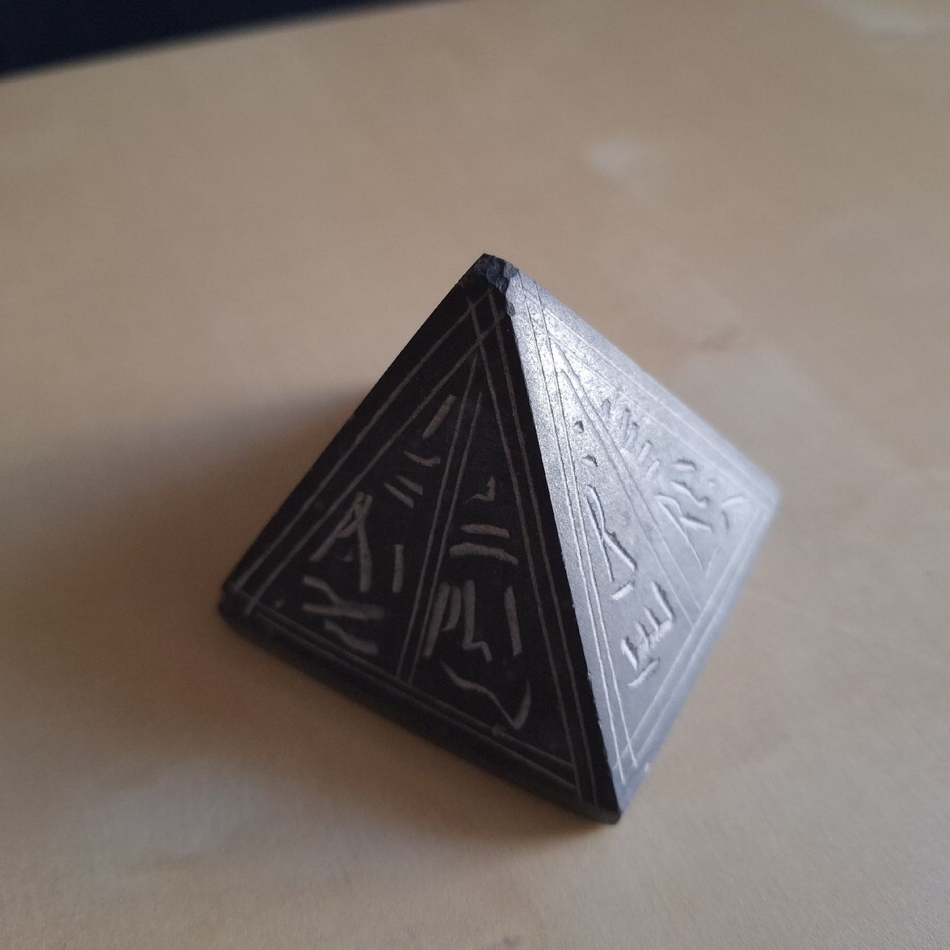 Tutte le decorazioni: Versand möglich! Deko Stein Pyramide mit Hieroglyphen – Usato da Winterthur venduto da Goldpipau 4