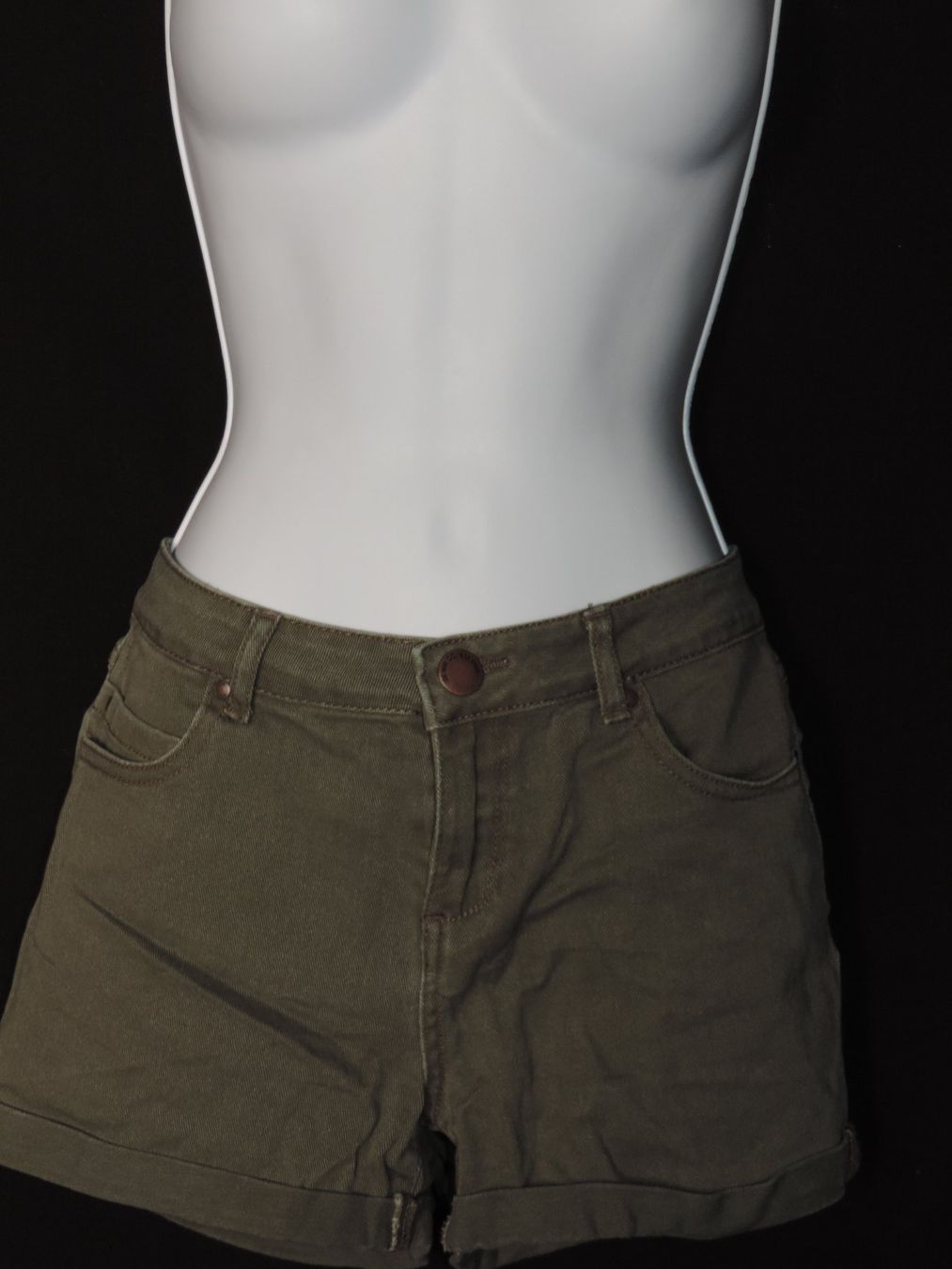 Pantalons: short vert kaki – D'occasion à Genève par Axelle333 5