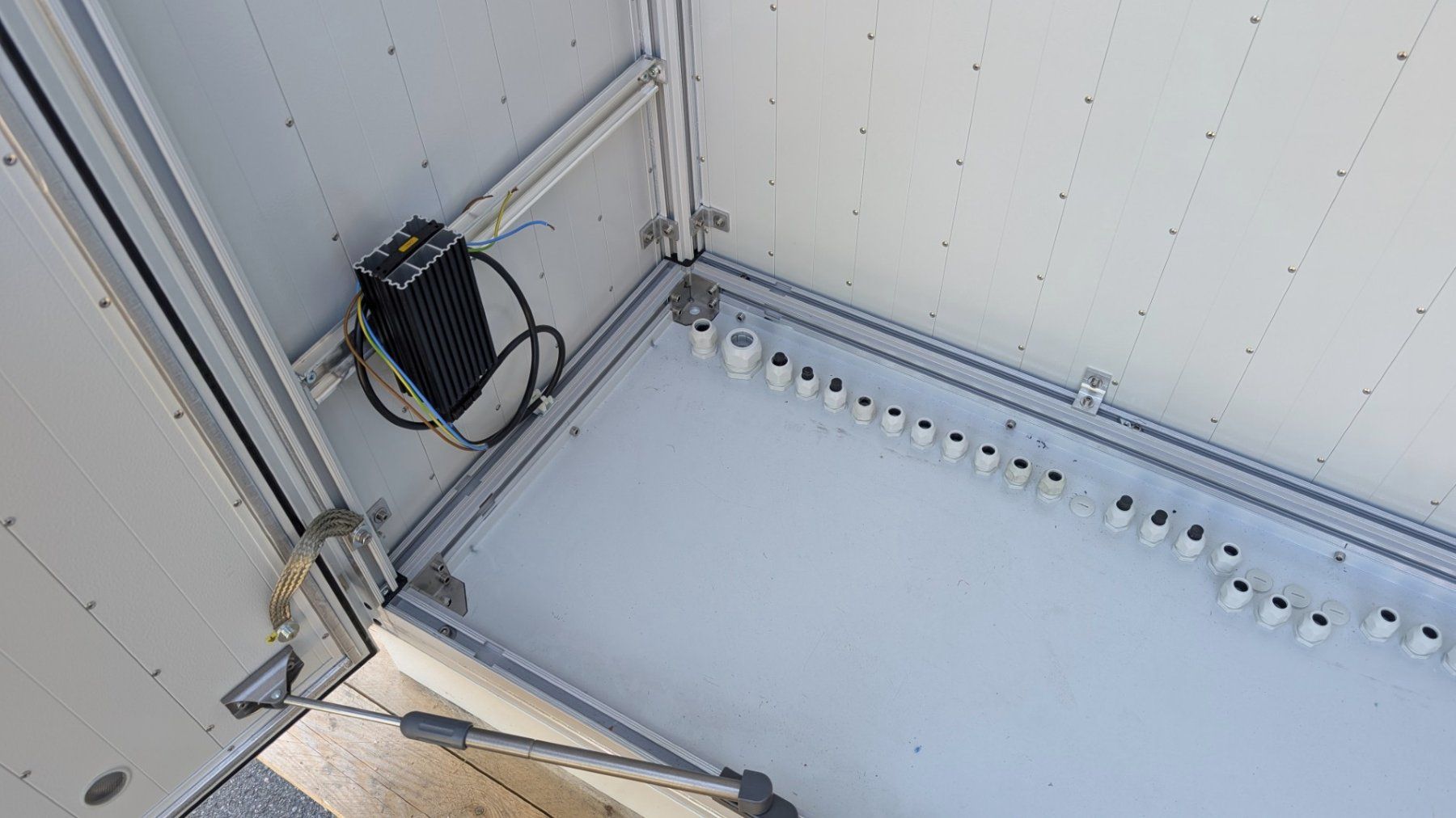 Armadi: Elektro-Verteilkasten / Geräteschrank – Usato da Jegenstorf venduto da JD6130R 3