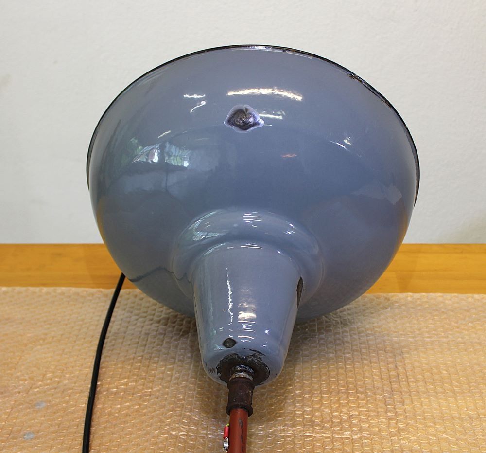 Lampadari & plafoniere: Industrieleuchte in Grau. Antike Industrielampe. – Usato da Trun venduto da artantic