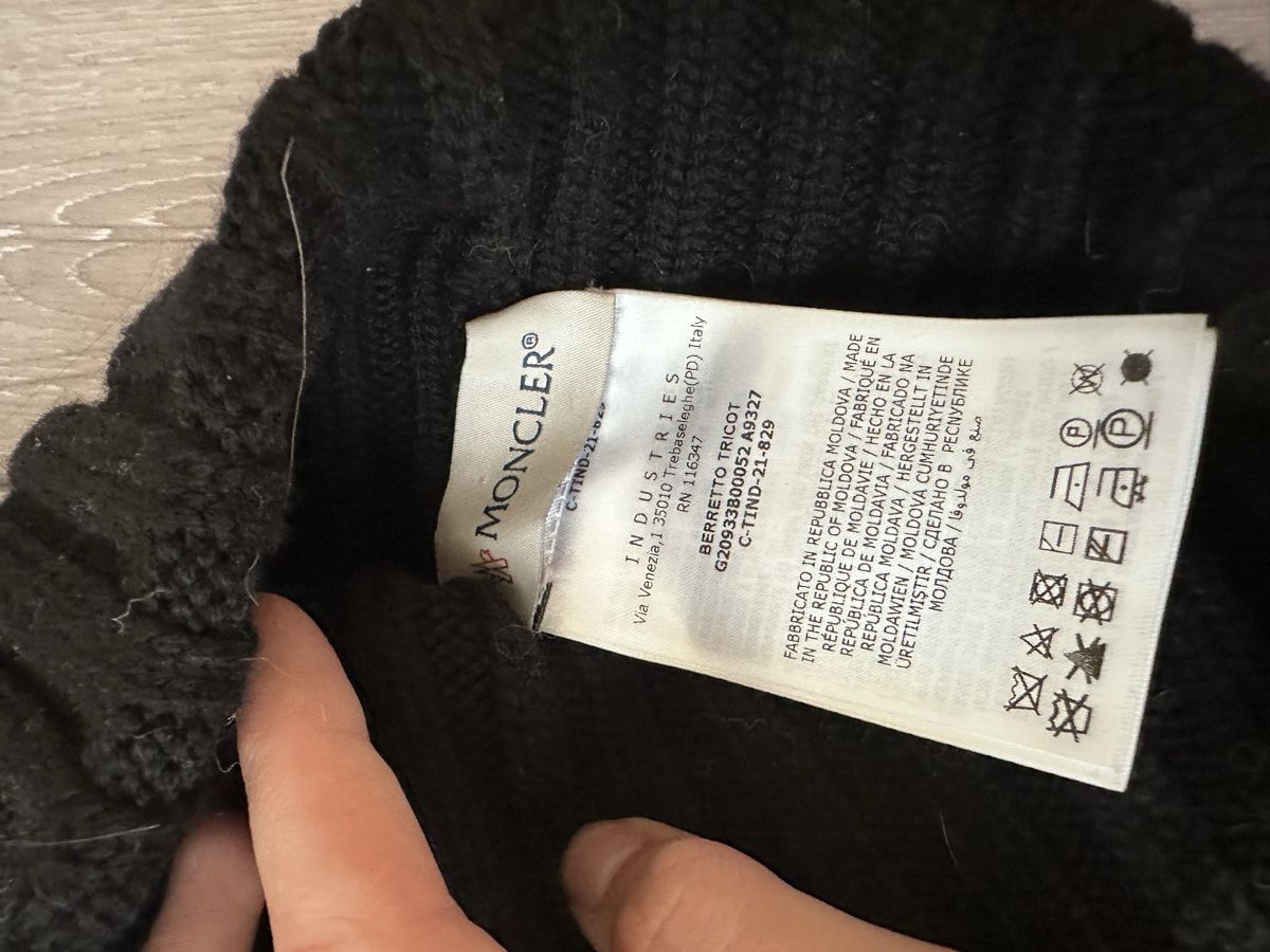 Moncler Copricapi, berretti & cappellini: Moncler Beanie schwarz gute Zustand – Usato da Zürich venduto da mar_5mvd 1