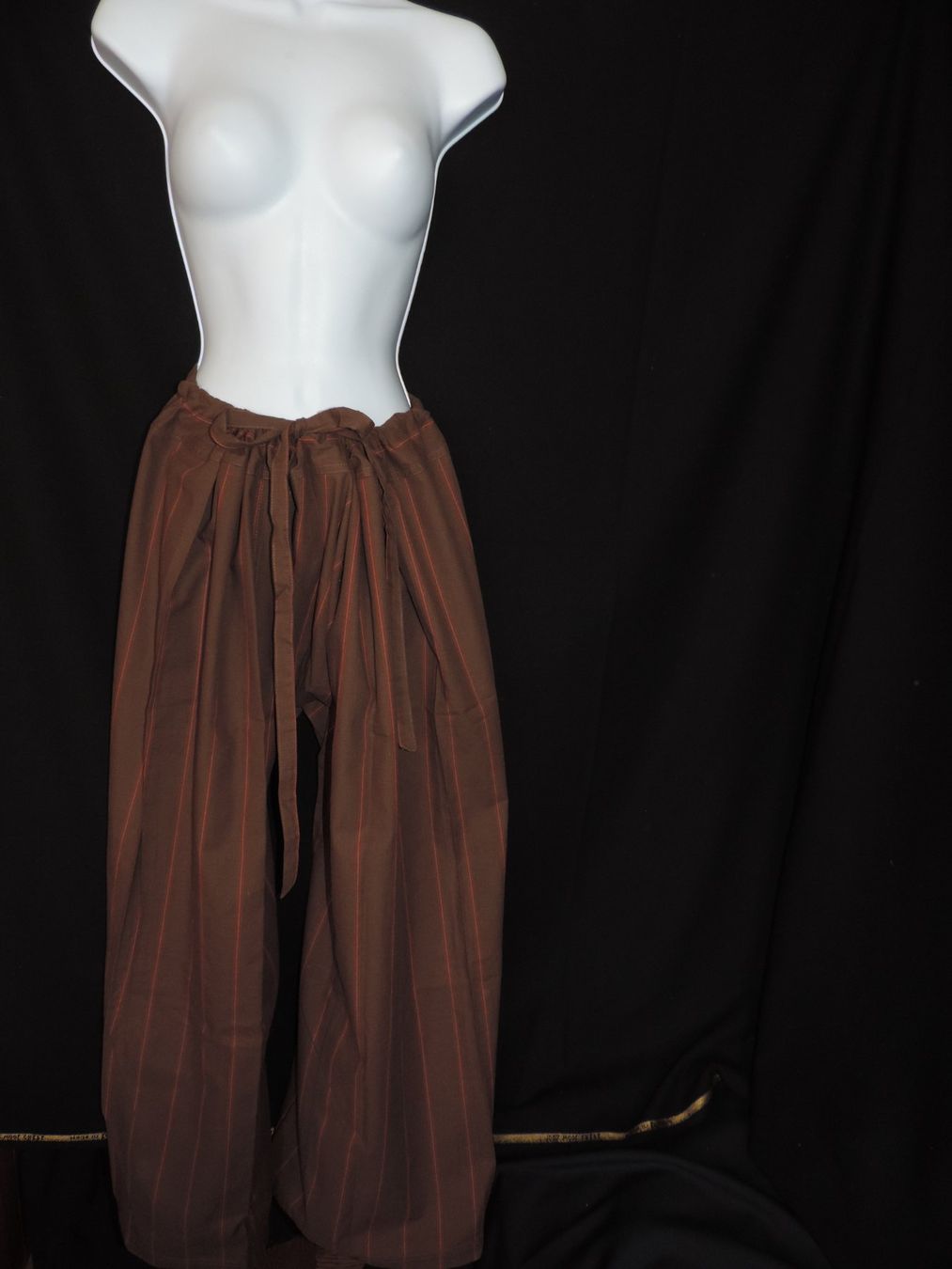 Pantaloni: sarouel brun rayure rouge rosé – Usato da Genève venduto da Axelle333 2