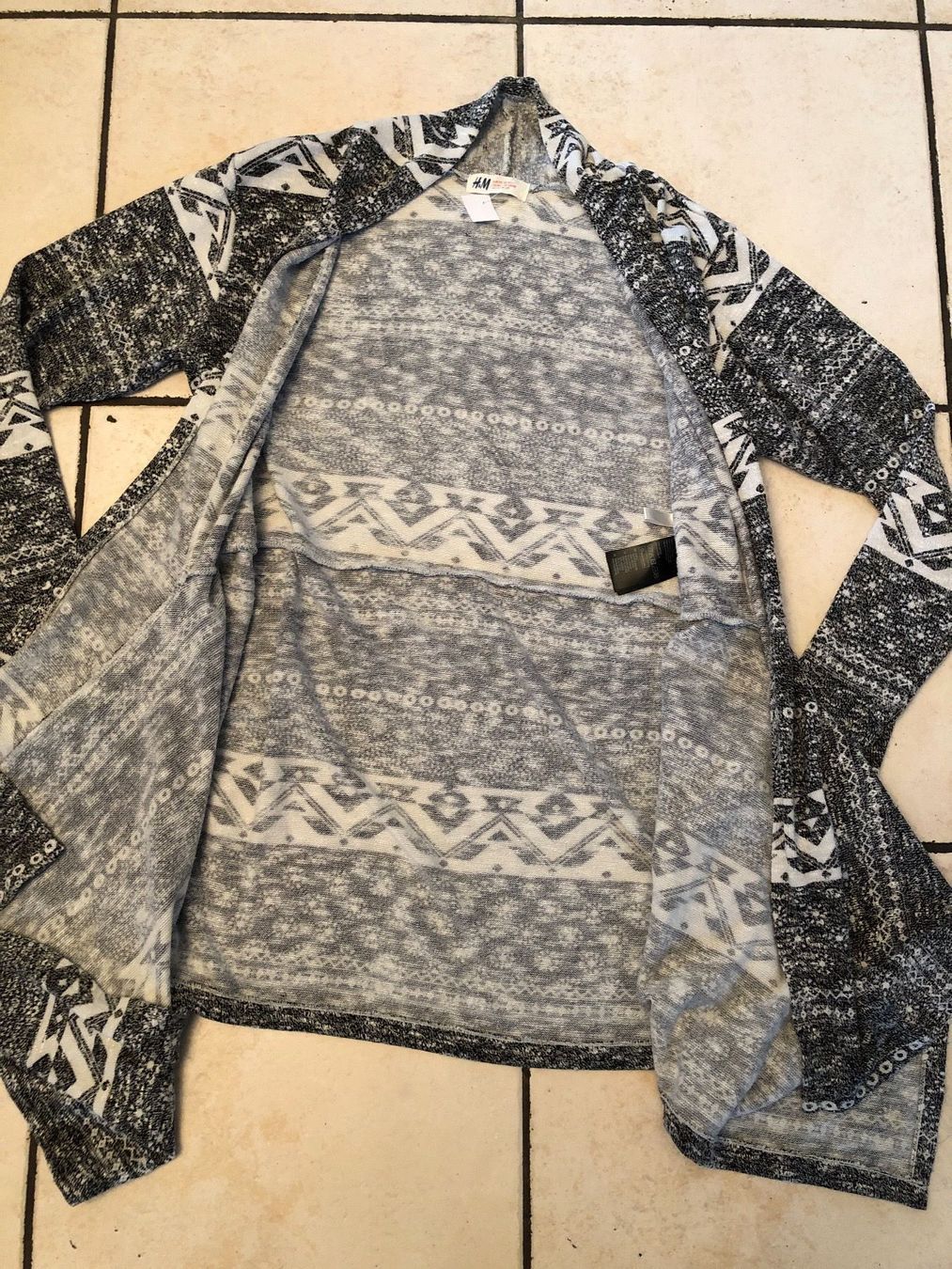 H&M Giacche & Cappotti: Weiches H&M Strickjäckli Gr.170 – Usato da Obergerlafingen venduto da cabo4 1